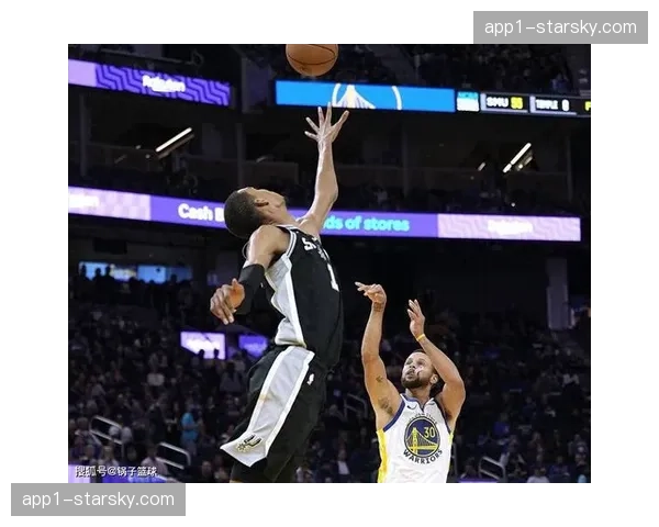 勇士库里缺阵暴露体系依赖 三分创新与罚球弱势并存 勇士库里缺阵暴露体系依赖 三分创新与罚球弱势并存